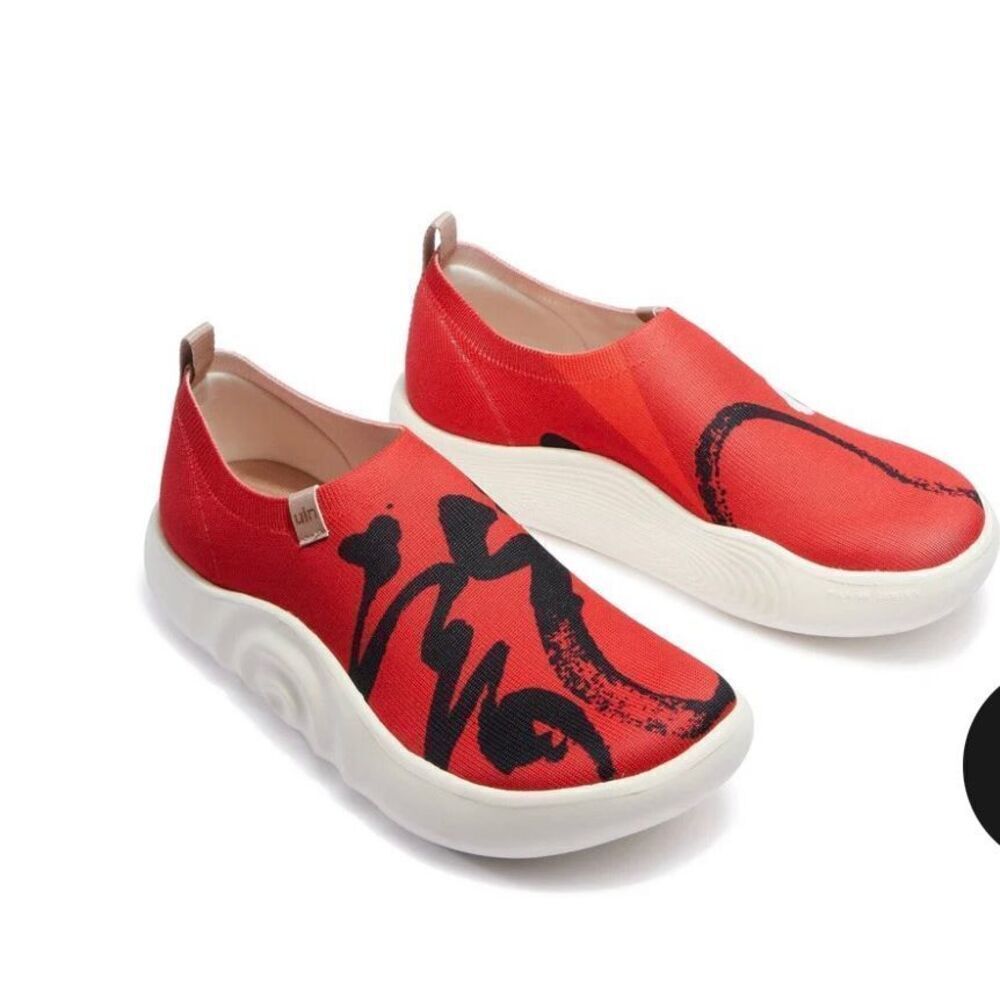 Uin Year of the Dragon Women’s  Slip On Sneaker sz 5.5 EUC